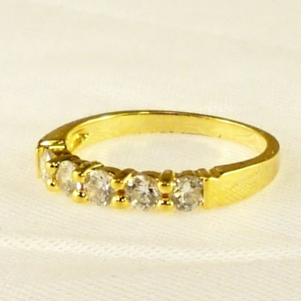 5 Round Cut Crystals Gold *Ring